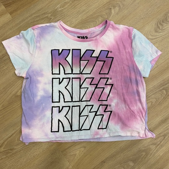 Tops - 3/$25 kiss cropped tee
